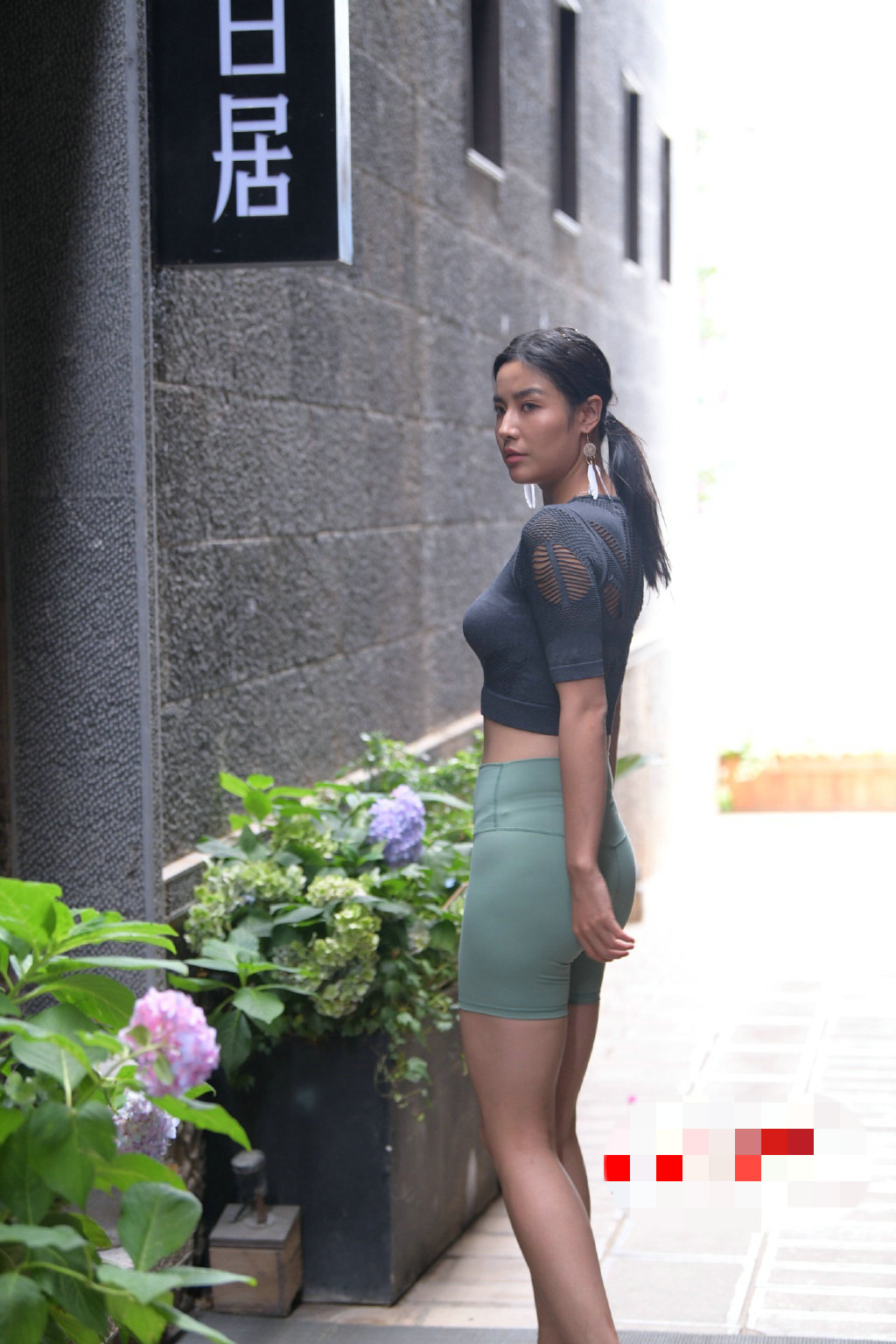 我亦飘零 街拍:针织衫穿起来也是一种浪漫,那是一种温柔,特别是淡色系列