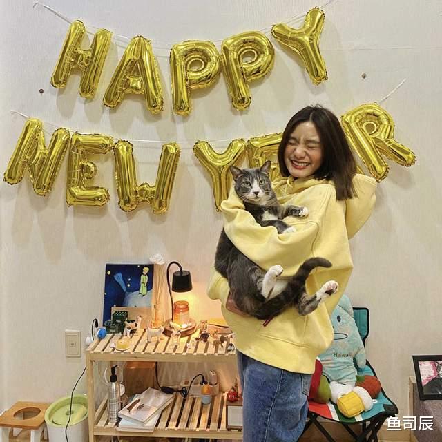 鱼司辰 秋冬不建议单穿卫衣，可以试试这3种搭配方法，比单穿还高级时髦