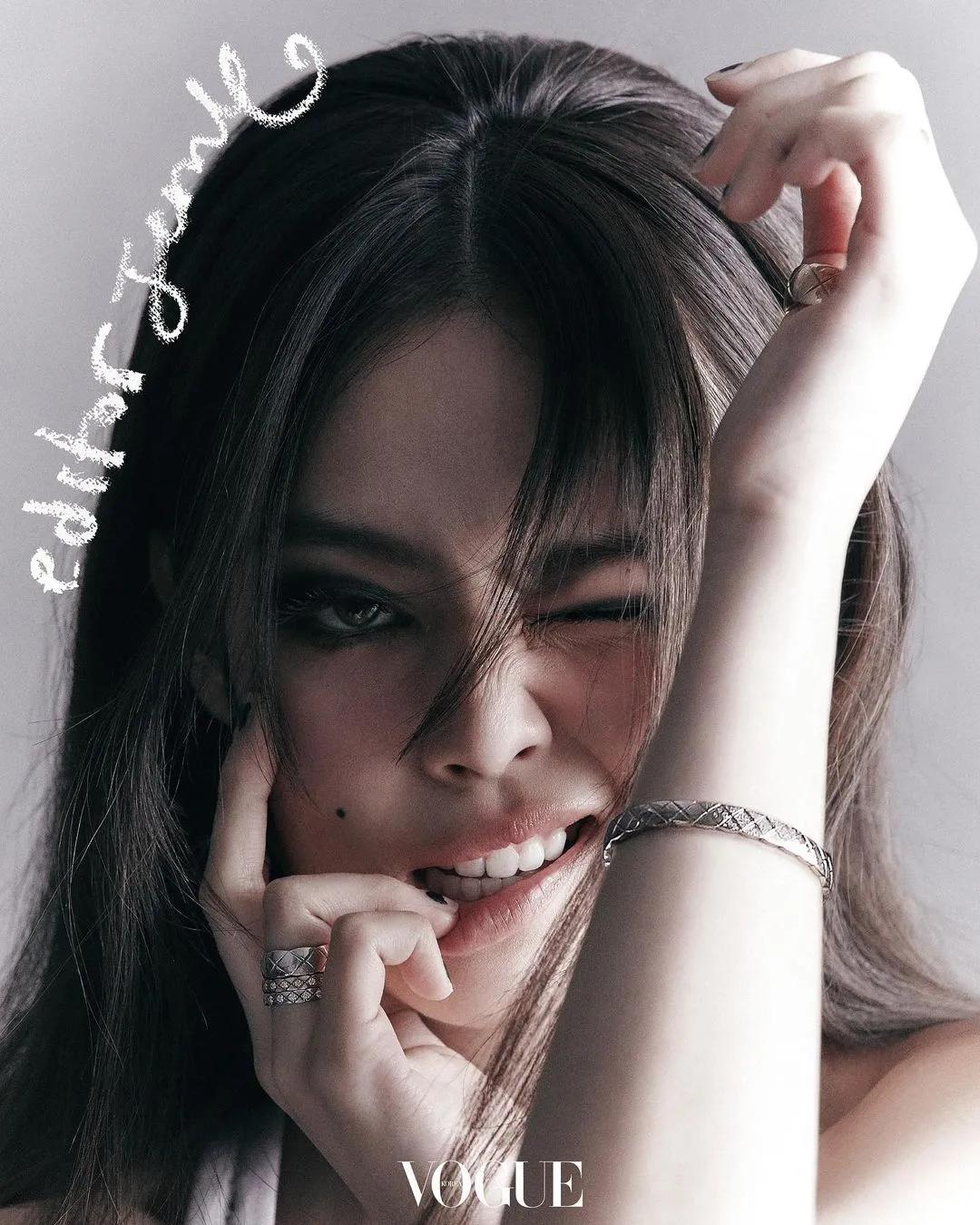 腮红|喝了假酒的Jennie竟穿肚兜上台?讲真,有被她的屁桃红炸到