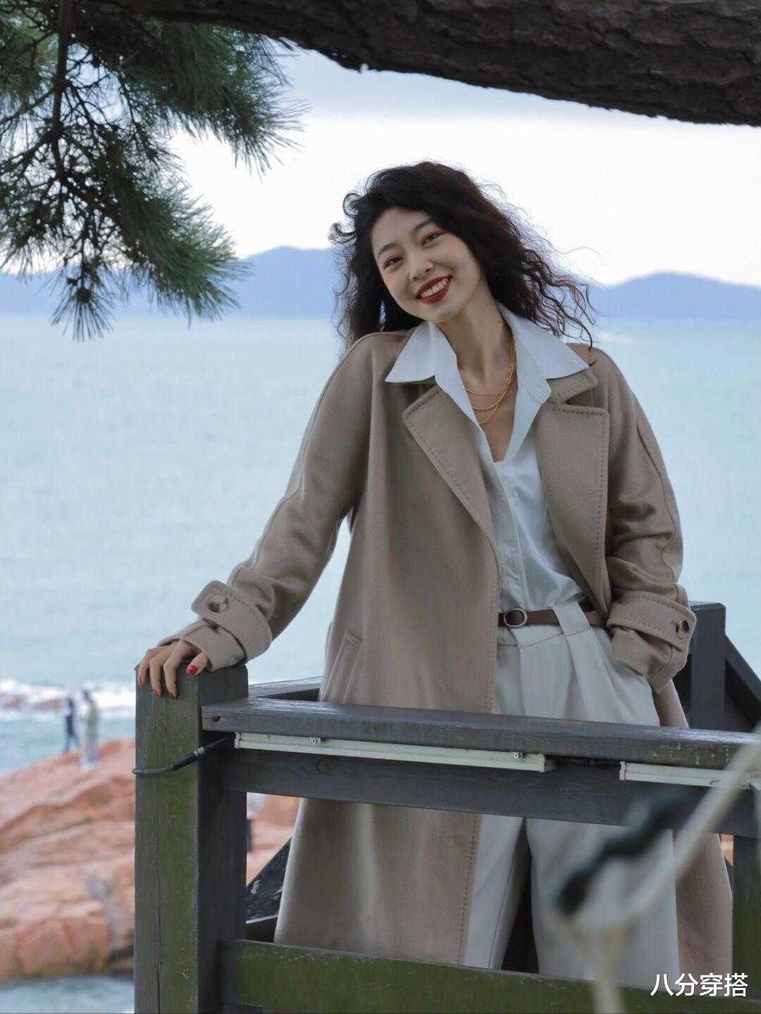 八分穿搭 穿大衣别只会搭紧身裤了！今年流行搭配阔腿裤，洒脱时髦又高级