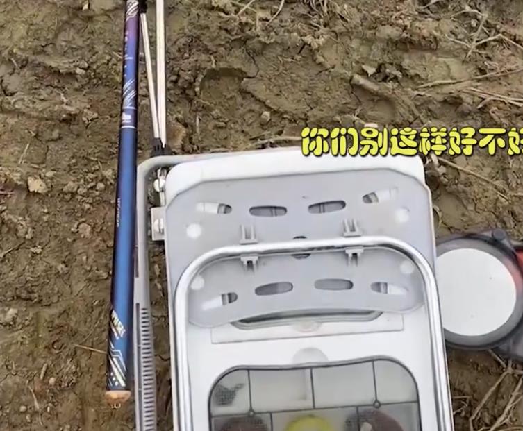 安徽|安徽一男子钓鱼颗粒无收,不远处一幕鱼跳跃,网友:赤裸裸地嘲讽