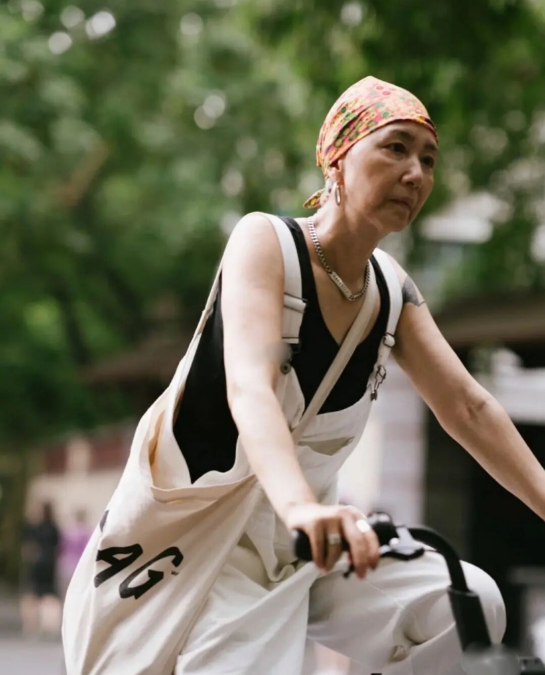 潮帮先生|60岁上海奶奶真时髦!穿背带裤骑单车出门,头上裹块花头巾好拉风