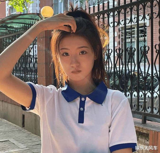 董明珠|22岁董明珠秘书火了！校服旧照被扒，网友直言神似“奶茶妹妹”