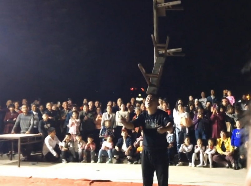 乐乐鲸 江苏街道上惊现孙悟空，大师兄坐车顶巡街，交警：这，怎么处理？