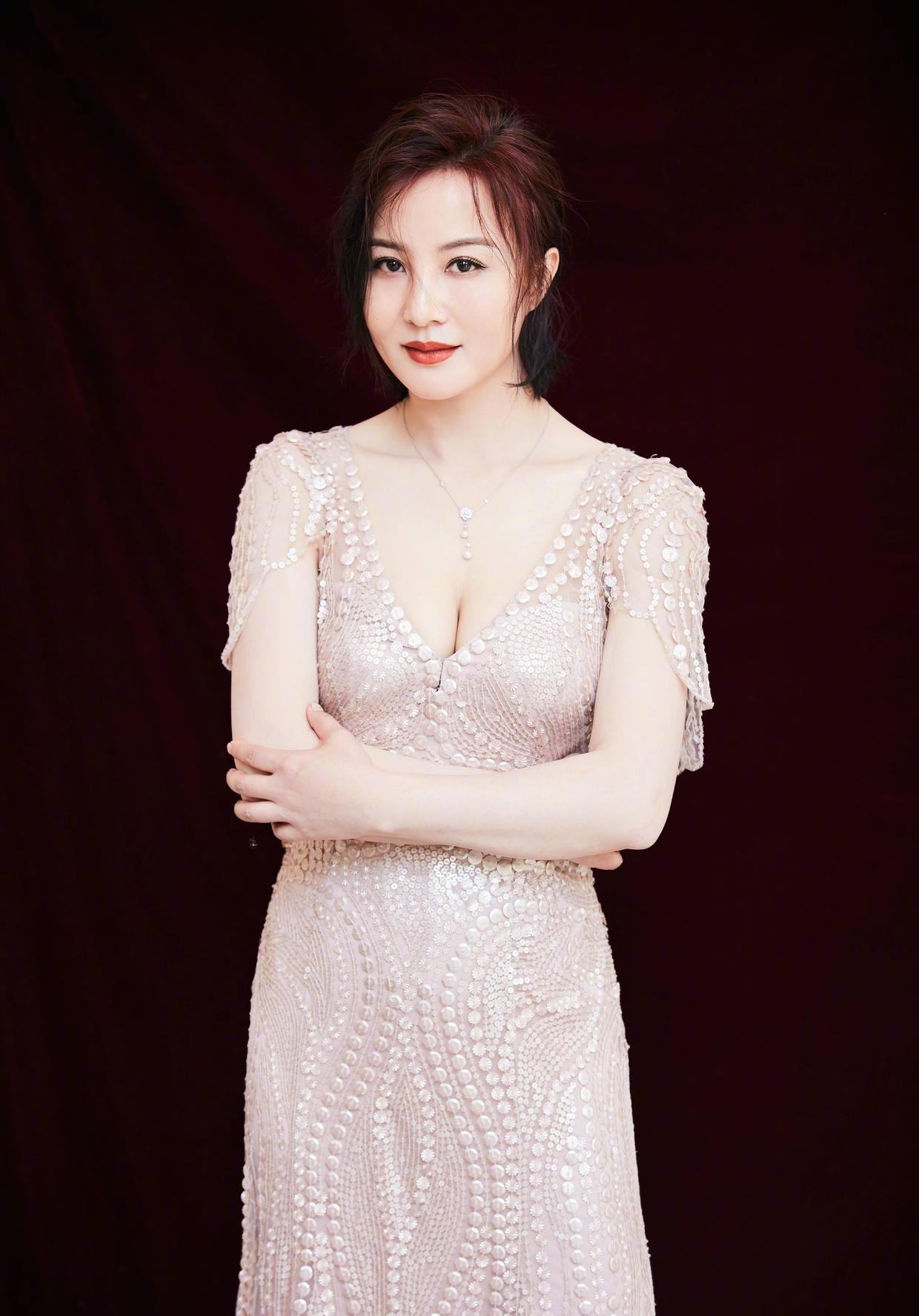 何有强|52岁的陶红状态超好，穿黑色蕾丝上衣搭配阔腿裤，魅力全开！