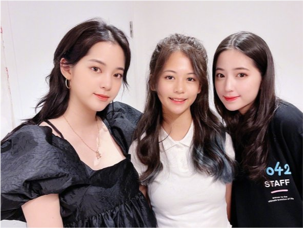 时尚风行派|翁虹一家三口罕见聚齐！13岁女儿颜值大逆袭，同框欧阳娜娜竟不输