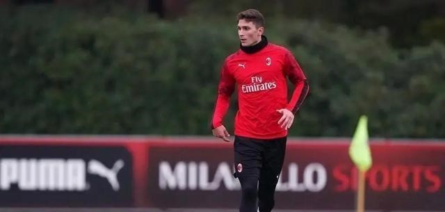 小姐姐 亏损3500万！AC米兰甩卖天才后卫，前腰人选敲定，魔笛接班人就位