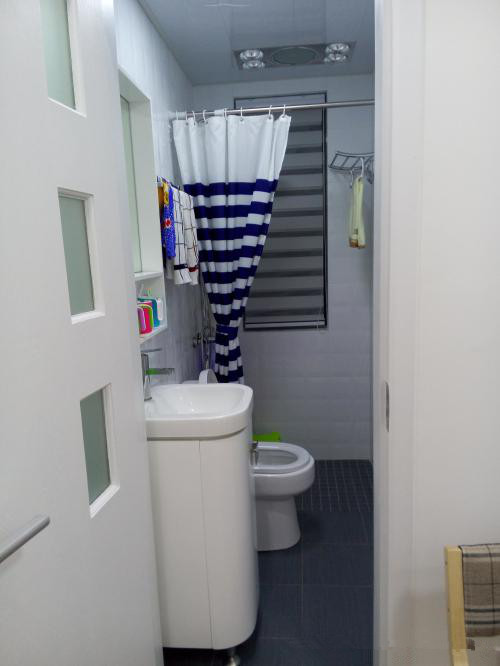 她在50平的房子里摆下三张床，次卧一盏灯让无数网友为她点赞