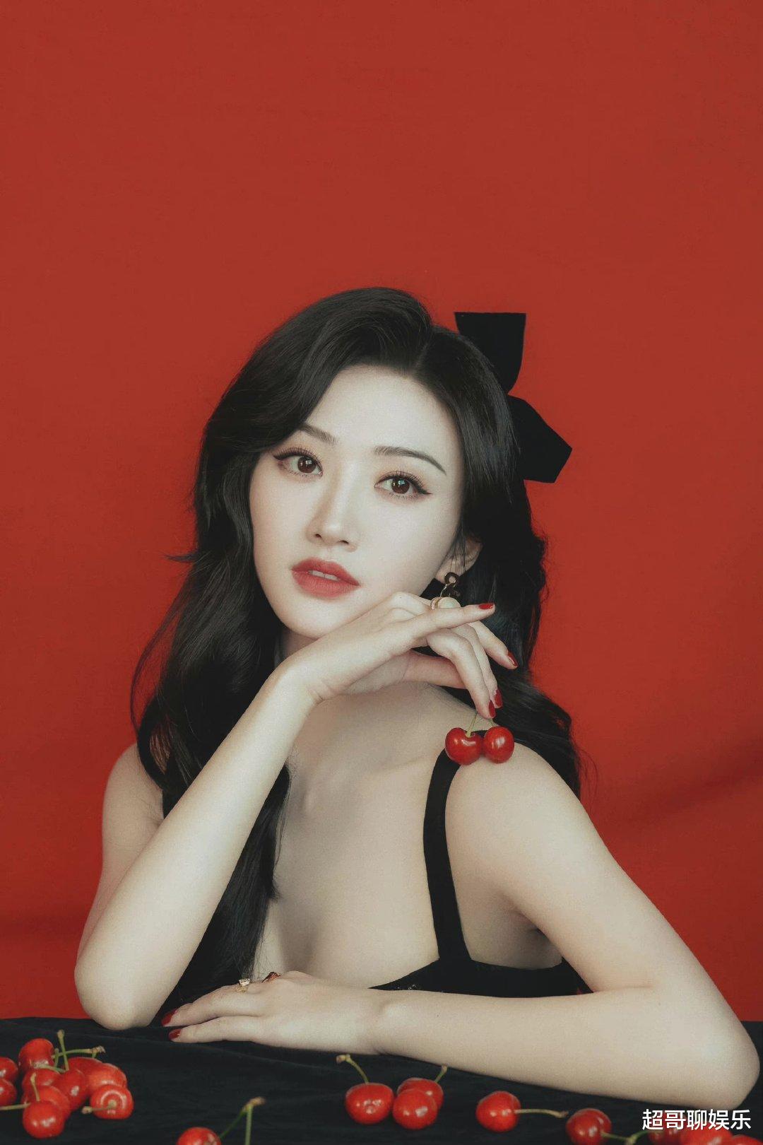 景甜|有种“惊艳”叫景甜的复古写真，小腹结实无赘肉，旗袍装扮太惊艳