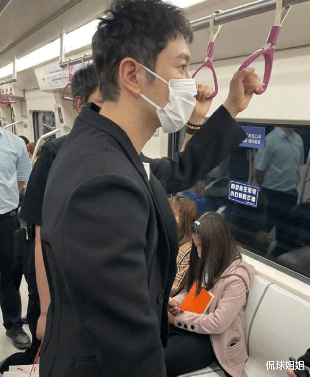 黄晓明|黄晓明与乘客们一起挤地铁，打扮不输小鲜肉，大高个在地铁里非常显眼