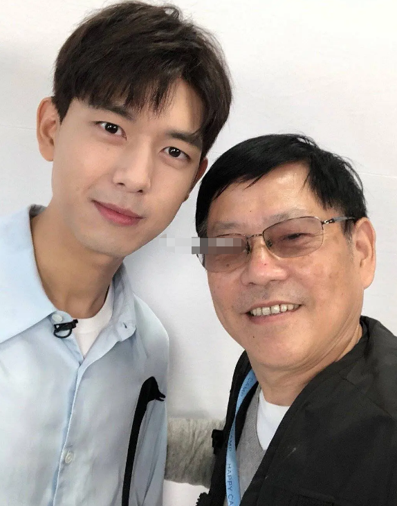 肖战|快本制作人曝生图合影，最爱与蔡徐坤合拍，王一博肖战状态很真实