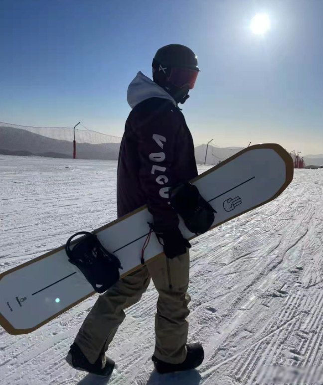 赵丽颖|41岁的谢霆锋在一家餐厅露面！翘着腿打扮路人