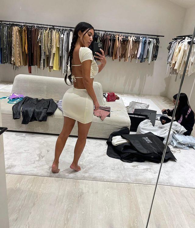 贾静雯|41岁金·卡戴珊晒甜睡照，回顾勤奋的自己，鞋包间让大码超模羡慕