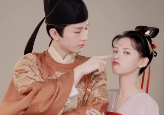 成毅|捏耳朵、戳鼻子、托下巴，成毅和张予曦搭档甜炸了，这狗粮我干了