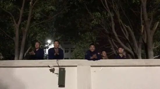 半岛晨报 太甜！武警求婚，隔壁消防员爬墙头围观