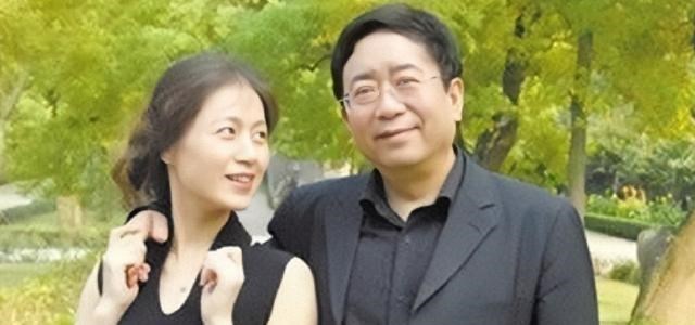 余秋雨|余秋雨：靠妻子打工费度日，成名后却抛弃妻子，娶了“唐僧母亲”