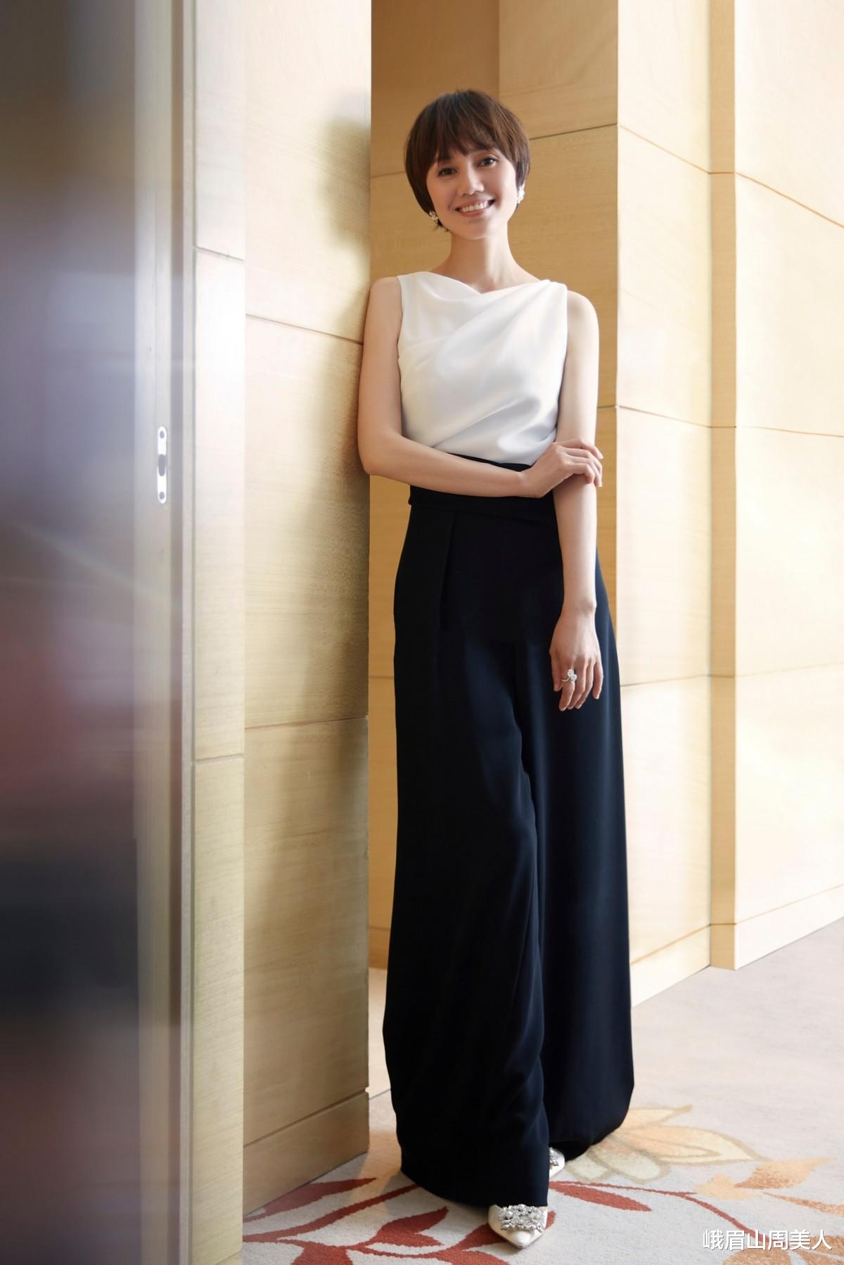峨眉山周美人|?夏天穿阔腿裤，该怎么搭上衣？看袁泉亲身示范，优雅减龄超洋气