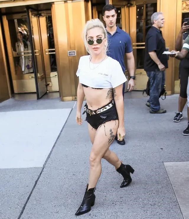 Lady Gaga|Lady Gaga脚蹬驴蹄，真的是被雷到了！