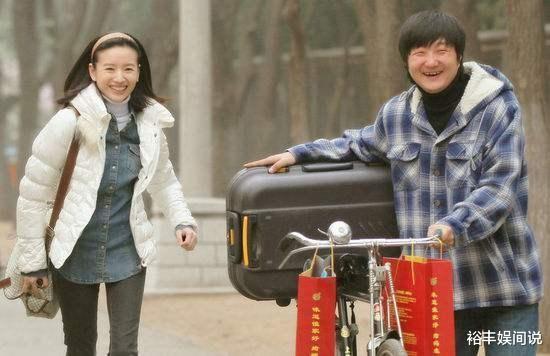 潘粤明|潘粤明携女友逛街，甜蜜揽肩秀恩爱，购买东西有商有量似老夫老妻