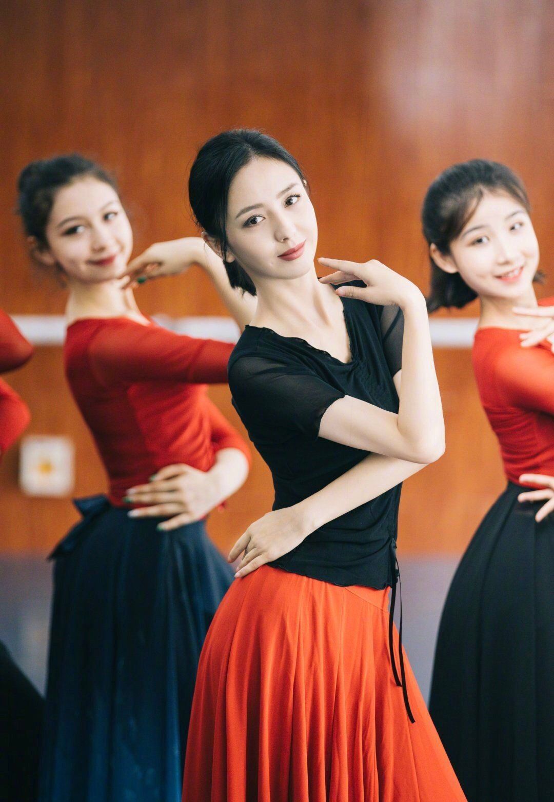 陆毅|她红了！新剧合作杨洋，跟张艺兴拍电影，节目里与佟丽娅平起平坐