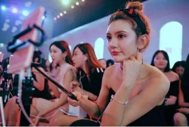 無名可取 “你我不相识，全靠你送礼”，女主播跟土豪线下见面，结果怎样了