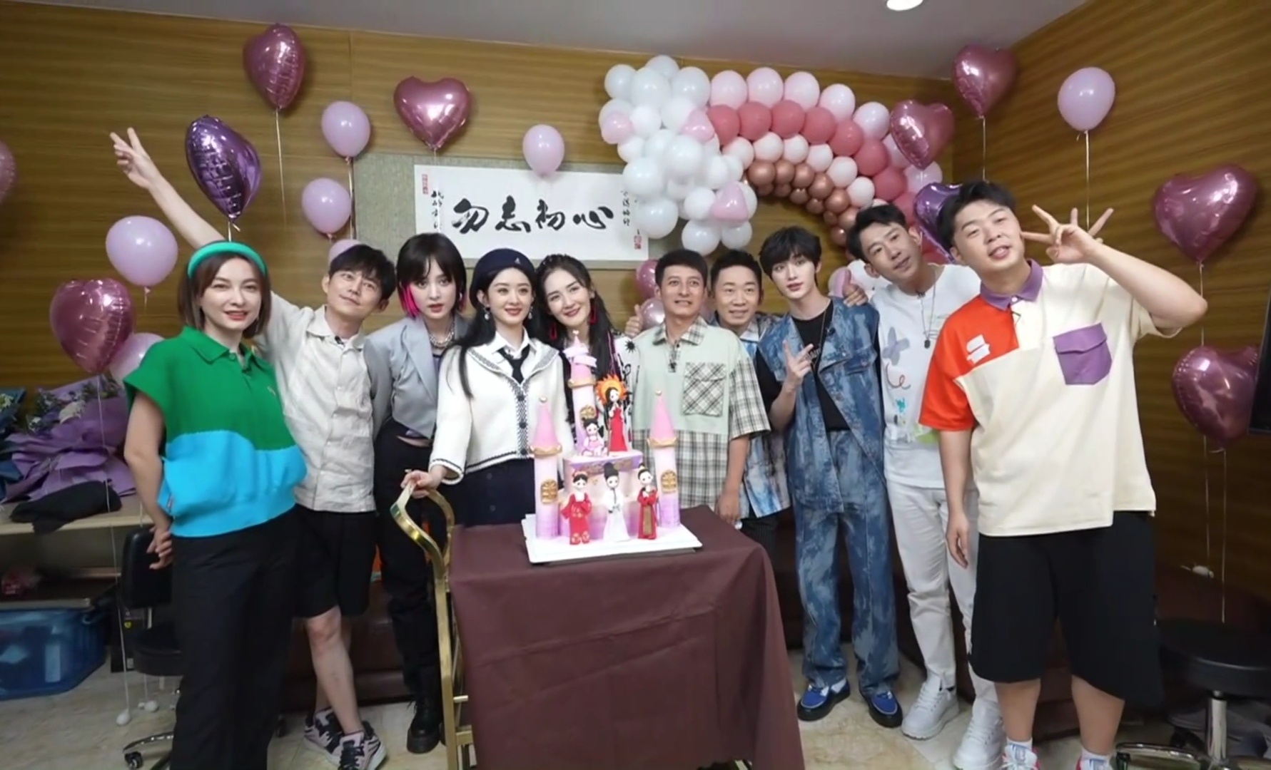 谢娜|谢娜回归快乐大本营的录制，直播状态佳，好友赵丽颖前来助阵