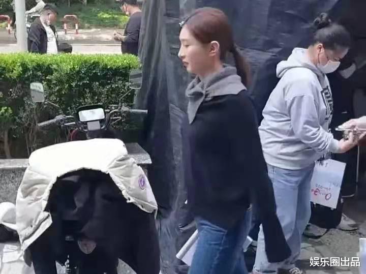 江疏影|江疏影穿黑色毛衣拍戏，造型朴素被指平平无奇，网友：以为是群演