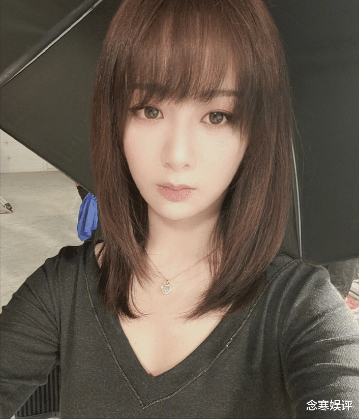 伊能静|杨紫深夜分享自拍美照,身穿黑色V领长裙,迷人锁骨一览无遗