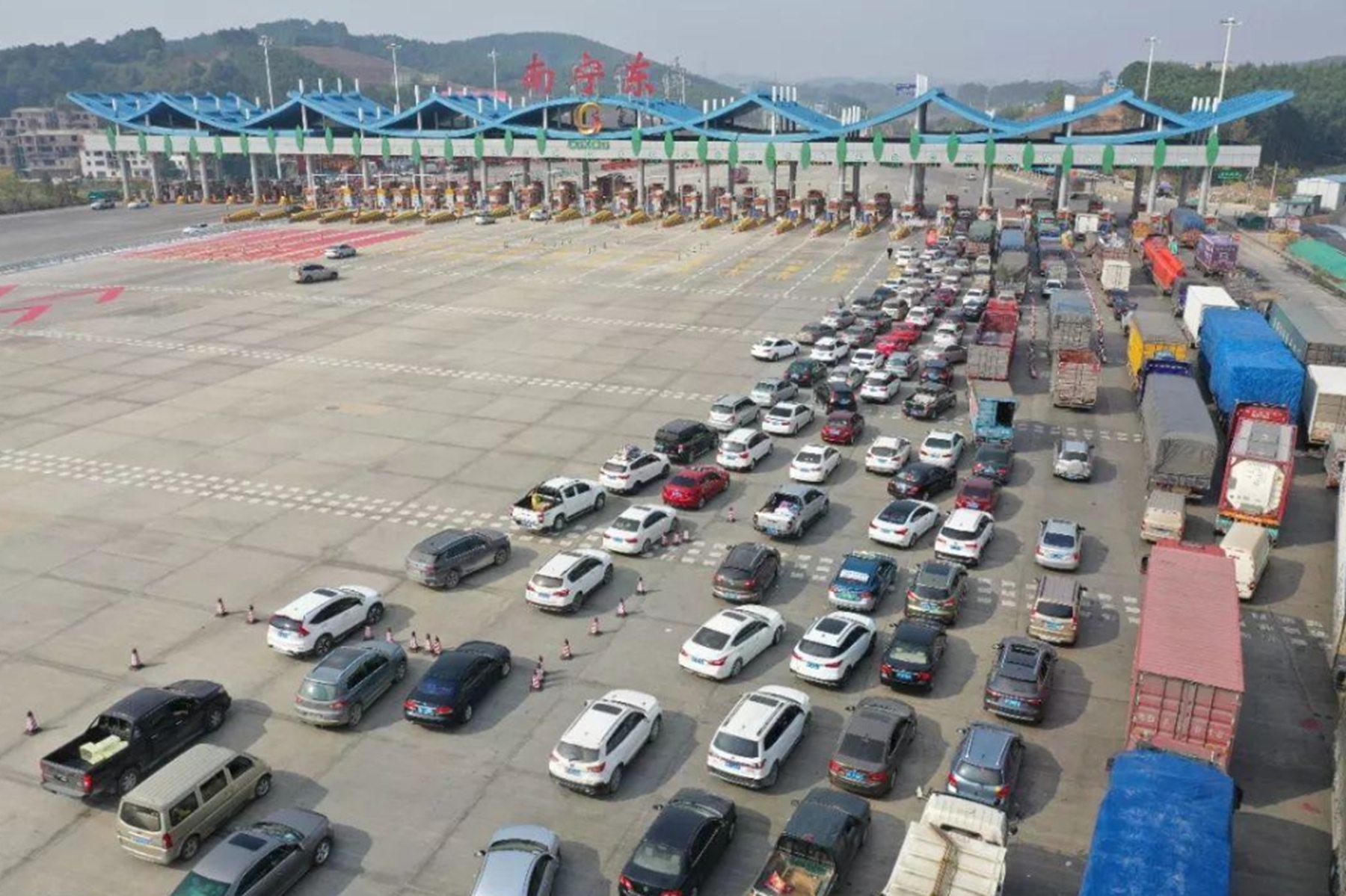 無憂論古今 2021春節(jié)高速免費時間已定！車主先別急著高興，記住2點以免被罰