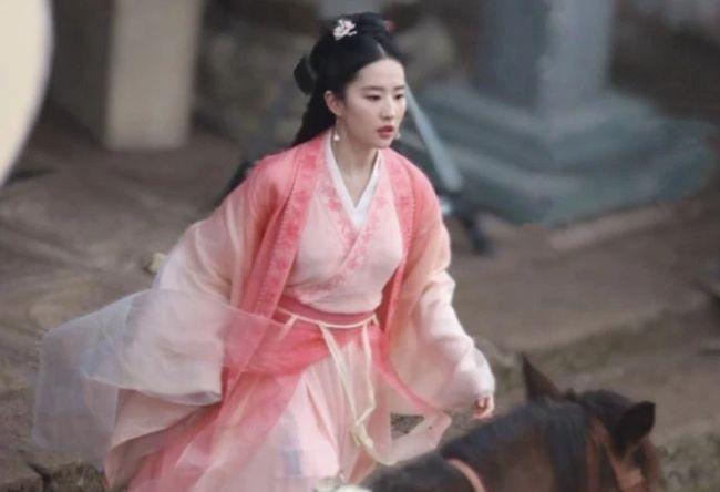 杨幂|替身与明星合影照，居然比本尊都像，最后一个连老婆都差点认错