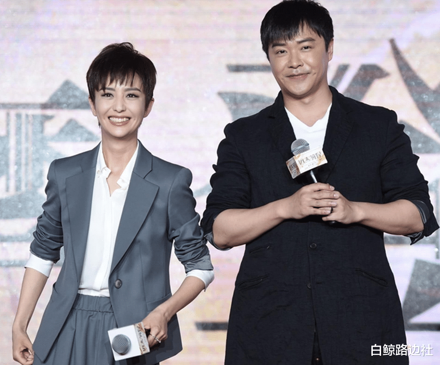 于正|38岁佟丽娅深夜聚餐！风中穿短裙冷到攥拳，获年轻男子贴心开车门