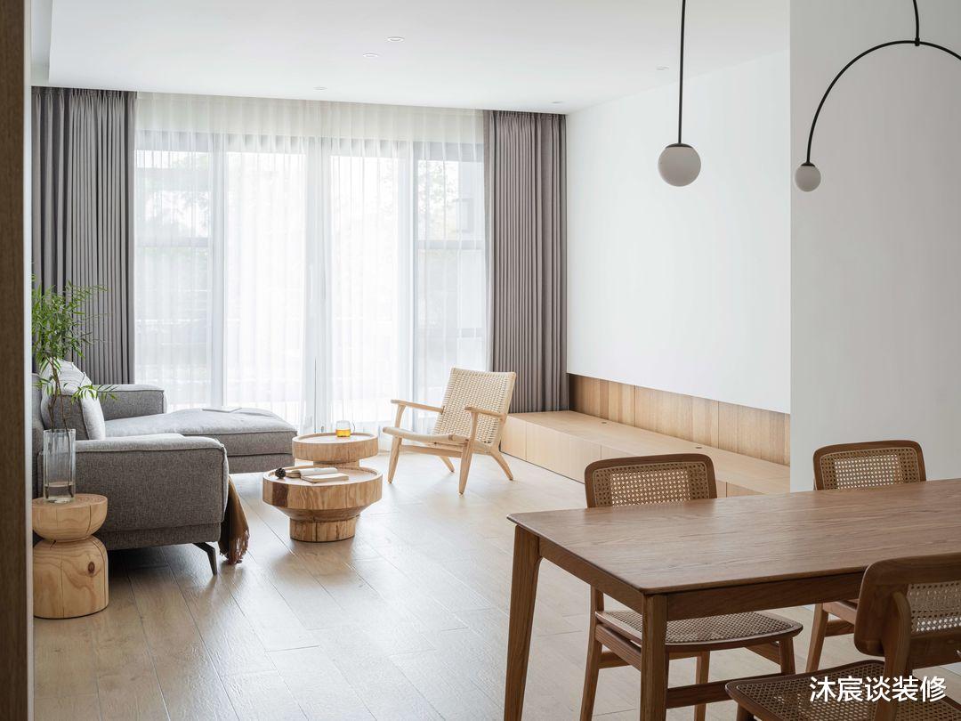 坚持“穷装”的她，原来才是真正的高明，全屋干净纯粹，实在温馨