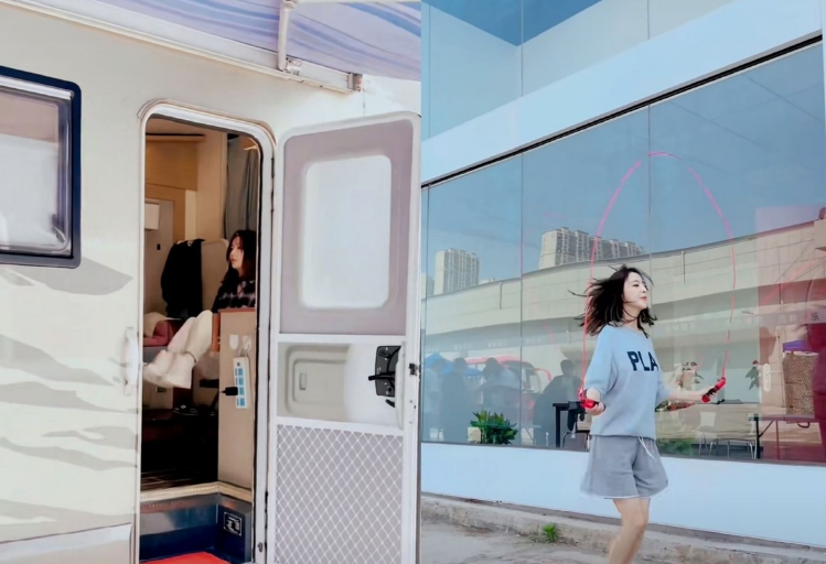 肖战|38岁佟丽娅游乐场被偷拍！穿短裙双腿细如竹竿，与异性热聊心情好