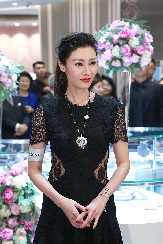 李嘉欣|李嘉欣的穿搭方式太显瘦了，带洞的设计更修身，看着不像50多岁