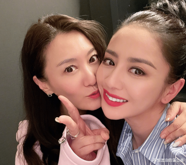 佟丽娅|佟丽娅为《唐探3》宣传，合影比刘昊然脸小一圈，陈思诚低调出镜