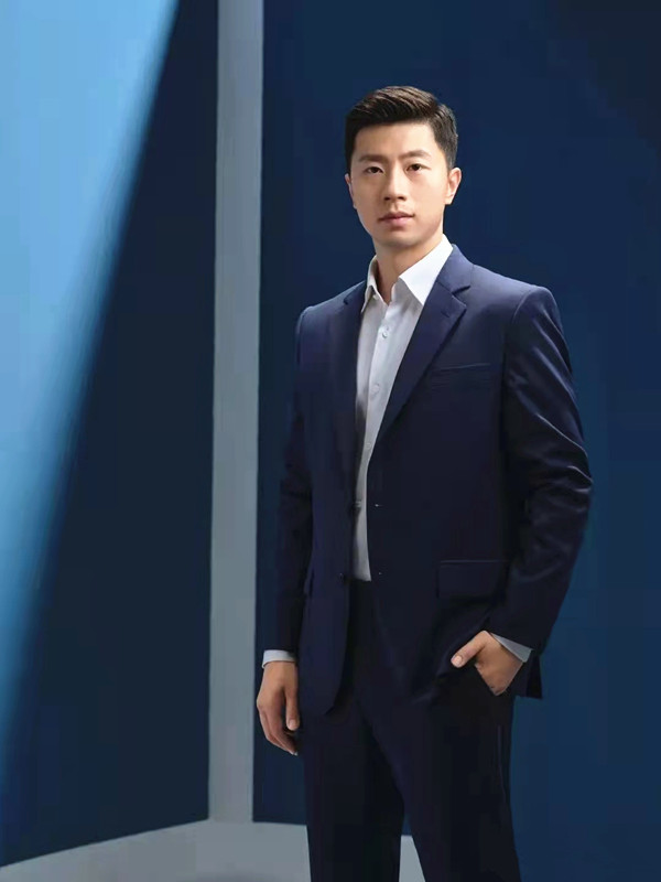 全球时尚号|“乒乓王子”马龙不愧是男神，穿出西装帅出天际，刘国梁都羡慕