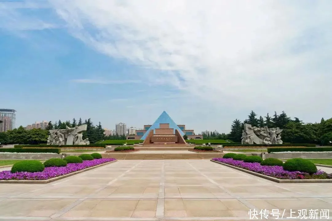 橙子正能量 清明时节，他们缅怀革命先烈，致敬百年征程