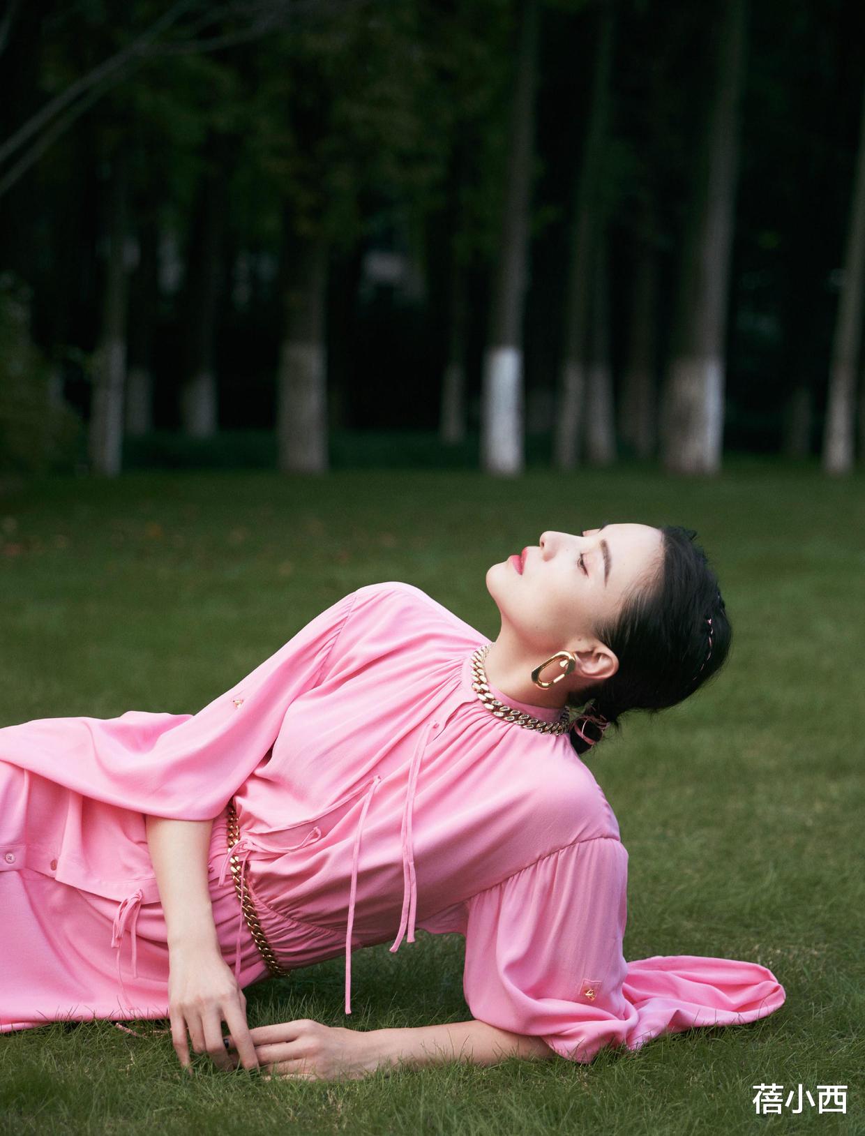 蓓小西|宋佳穿衣“从不手软”，连衣裙大U领口好大胆，身材不好都不敢穿