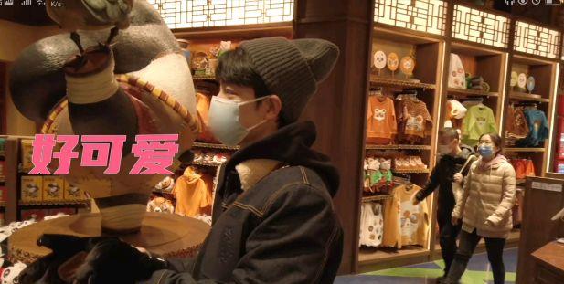 肖战|肖战戏里戏外差距大！工作室发vlog，路人留言偶遇肖战