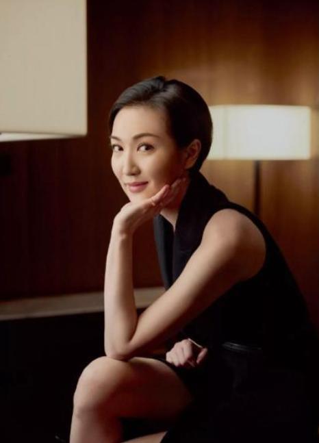 郭晶晶|郭晶晶隐瞒34年的小姑子，原来是熟悉的她，难怪霍启刚一直不公布