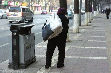 金凤说趣闻|老人街边捡到一袋子钱，回家看到背面的字条，老人果断报警
