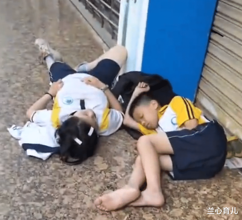 兰心育儿|早上6: 28分，躺在辅导班门口的两个孩子，揭露了鸡娃的残酷