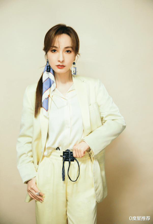 穿衣搭配|吴昕瘦身后堪称“逆袭”,鹅黄西装自信大气,丝巾绑马尾凹复古风