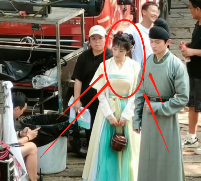 张含韵|《屠户家的小娘子》在拍，张含韵扮相又美又娇，男主意外成焦点