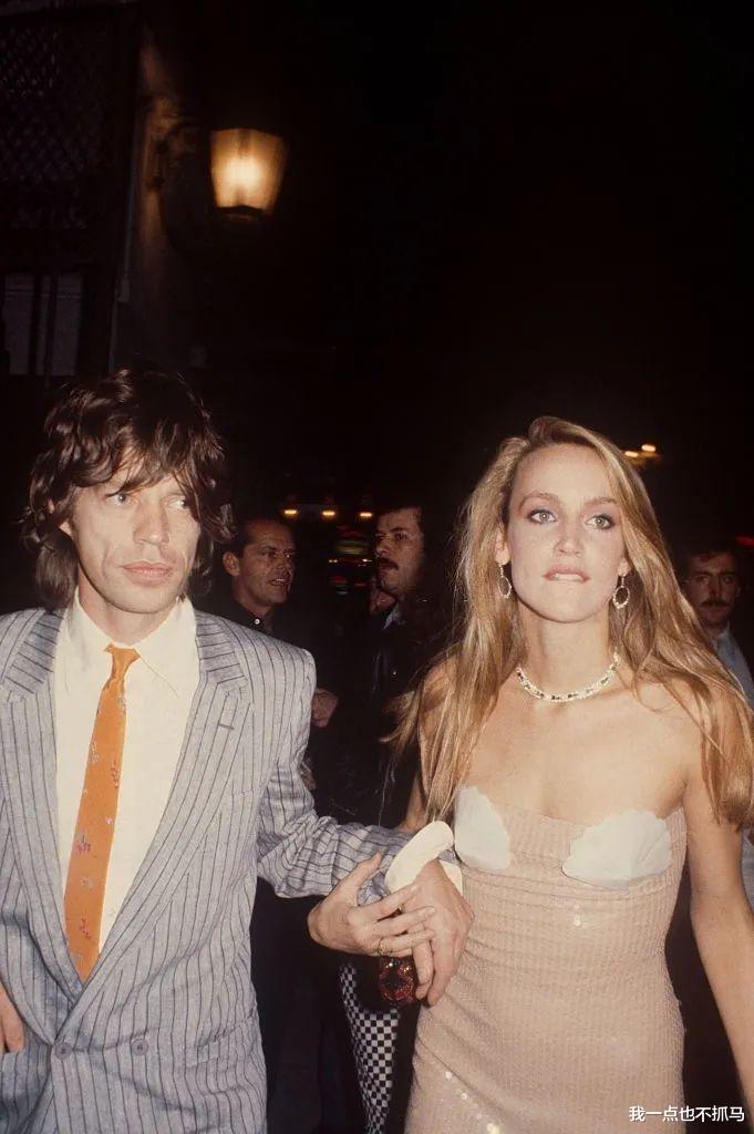 流量小生|60岁二婚嫁默多克，40岁带4娃离婚，她的人生太彪悍了！