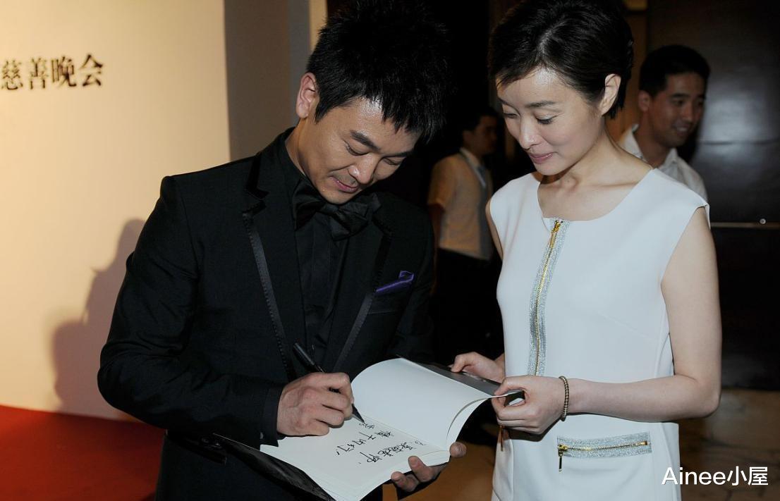 穿衣搭配|吴越被发型“坑”了，凌乱刘海贴头皮，还好一身清爽色显气质