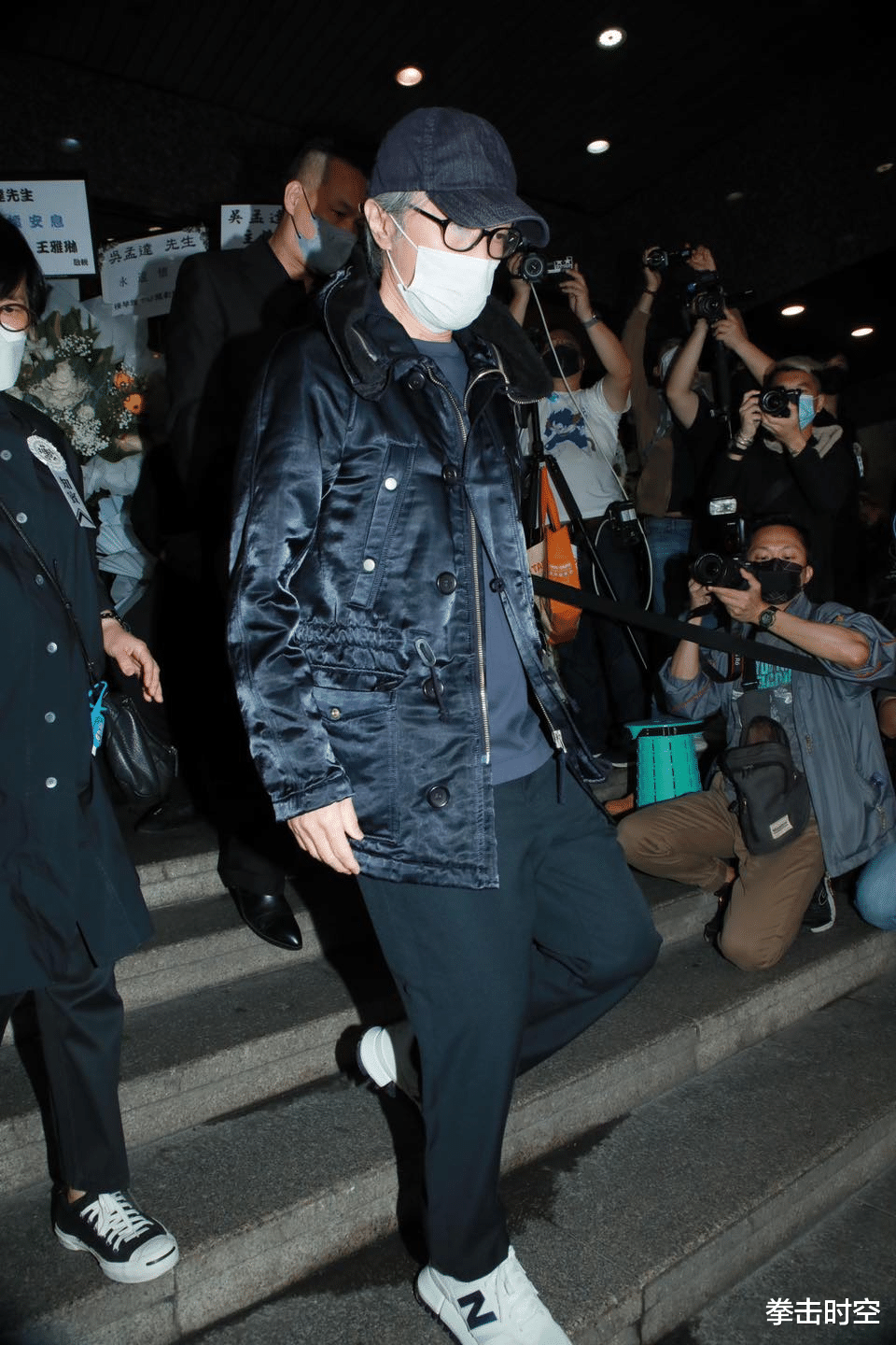 周星驰|周星驰现身吴孟达葬礼击碎谣言，进出灵堂左手保持一动作令人心痛