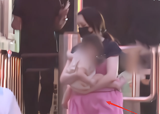 鲸鱼之心|郭碧婷抱女儿外出被拍到，网友吐槽：豪门连头发自由都没有！