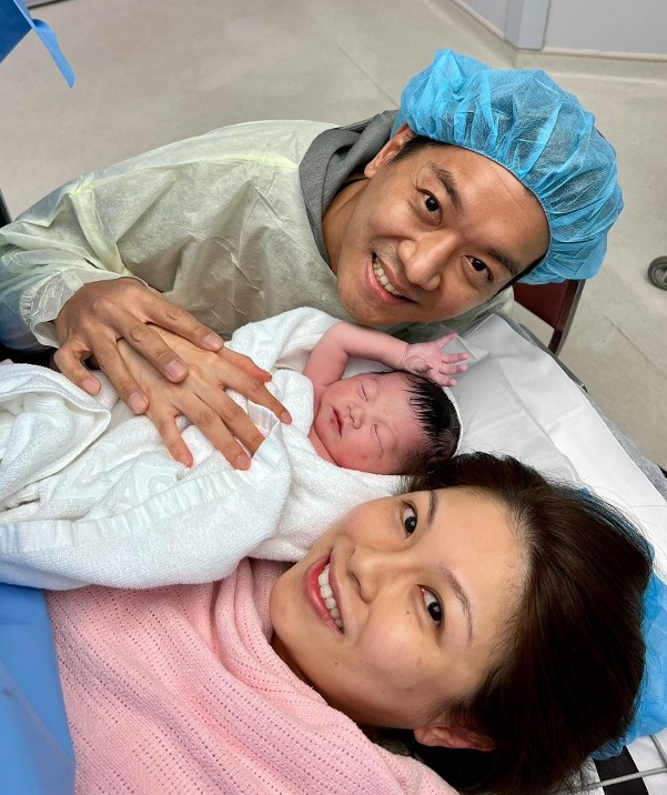 黎诺懿|黎诺懿宣布二胎得子，公开一家三口产房合照，太太表现轻松