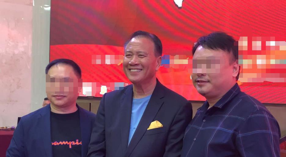 万梓良|63岁万梓良获男星当众下跪拜师，将剩茶倒其头上，还用钱拍打